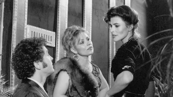 merlinpapin3's tweet photo. #DéfiCinéClassique2026 Septembre 2026 (Suzanne Schiffman) Vu le film #VivementDimanche de François Truffaut (1983) avec Fanny Ardant Jean Louis Trintignant Castel Casti Roland Thenot Anik Belaubre Jean Louis Richard Jacques Vidal Philippe Laudenbach Xavier Saint Macary Philippe Morier Genoud Yann Dedet Eva Truffaut
Agent immobilier sans histoires, Julien Vercel voit sa vie basculer du jour au lendemain quand son épouse et l'amant de celle-ci sont assassinés. Suspecté par la police, Julien se cache dans son arrière-boutique. Barbara, sa secrétaire, décide de mener l'enquête pour innocenter Julien dont elle est secrètement amoureuse. Ses investigations la mènent sur différentes pistes dont certaines se révèlent particulièrement dangereuses.
Vivement Dimanche ! sorti en 1983, marque l’adieu cinématographique de François Truffaut, un réalisateur qui, en plus de contribuer à la Nouvelle Vague, a exploré des genres variés tout au long de sa carrière. Pour ce dernier film, il s’aventure dans le polar noir, mais le traite avec une légèreté toute française, teintée de romantisme et d’ironie. Truffaut ne cherche pas à se plier aux codes stricts du film noir américain : au contraire, il en conserve l’essence mais y injecte sa propre touche, faite de passion pour le cinéma et d’amour pour ses personnages.
L’intrigue du film repose sur une histoire de meurtre et d’enquête. Jean-Louis Trintignant incarne Julien Vercel, un agent immobilier accusé de meurtre, tandis que Fanny Ardant joue son secrétaire, Barbara Becker, qui se lance à corps perdu pour prouver son innocence. Trintignant est impeccable dans son rôle : il apporte une ambiguïté calculée, incarnant un homme à la fois vulnérable et distant, au regard mélancolique et tourmenté. Caroline Sihol, dans un rôle secondaire, complète ce casting avec une performance marquante, mais c’est bien Fanny Ardant qui domine le film. Dans le rôle de Barbara, elle est déterminée, drôle, et magnétique, une héroïne moderne et résolument indépendante.
Le film doit beaucoup à la photographie de Néstor Almendros, qui réussit à capturer en noir et blanc la beauté et l’atmosphère du film noir tout en le modernisant. Le choix de tourner en noir et blanc est un hommage aux classiques du genre, mais également un moyen pour Truffaut de transcender le réalisme pour atteindre une dimension plus poétique. Les contrastes lumineux magnifient les visages et les regards, accentuent les ombres, et donnent au film un aspect intemporel. Le noir et blanc devient une texture, une façon d’approcher le mystère tout en conservant une certaine distance ludique.
Si l’enquête policière occupe le centre de l’intrigue, Truffaut ne cherche pas à en faire l’élément le plus important. Il s’intéresse davantage aux jeux de séduction, aux regards échangés, et à la dynamique entre ses personnages. L’enquête devient ainsi le prétexte à une exploration des rapports humains. L’humour est présent dans chaque scène, souvent absurde ou burlesque, et les dialogues sont ponctués de répliques ironiques. En cela, Vivement Dimanche ! s’écarte des canons classiques du film noir pour s’approcher de la comédie policière à la française, où l’enjeu n’est pas tant le dénouement de l’enquête que la relation qui se tisse entre les personnages.
Fanny Ardant est indéniablement au centre du film. Truffaut, qui a souvent placé les femmes au cœur de son œuvre, donne ici à Ardant un de ses rôles les plus mémorables. Son personnage est à la fois fort, drôle, et touchant, et incarne cette féminité moderne que Truffaut aimait tant : elle n’attend pas d’être sauvée, c’est elle qui prend les devants. Dans ce rôle, Ardant est éclatante, à la fois mystérieuse et vibrante, incarnant une femme libre et résolue qui agit selon ses propres règles. Sa présence apporte une profondeur et une chaleur au film, ajoutant une dimension émotionnelle qui transcende le genre policier.
Vivement Dimanche ! est un adieu élégant, un film où Truffaut rend hommage au cinéma qu’il a tant aimé, tout en y injectant sa propre sensibilité. En mélangeant l’humour et le mystère, la légèreté et le drame, Truffaut parvient à créer une œuvre unique, empreinte de nostalgie et de charme. Ce dernier film reste un hommage subtil et tendre à son amour du cinéma et à cette magie des relations humaines, qui, pour lui, étaient l’essence même de l’art cinématographique.
❤️si vous aimez
