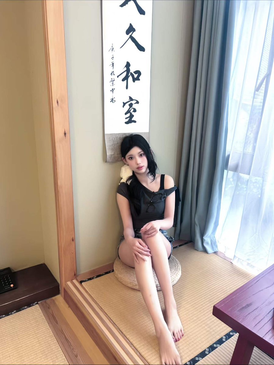 S1440404's tweet photo. 推友投稿同学  才21岁就这么骚，化妆化得跟婊子似的  活该被别人意淫#投稿 #意淫 #眼镜婊 #眼镜妹 #配文 #母狗 #骚货 #反差 #肉便器 https://t.co/F5qFEJK2OY