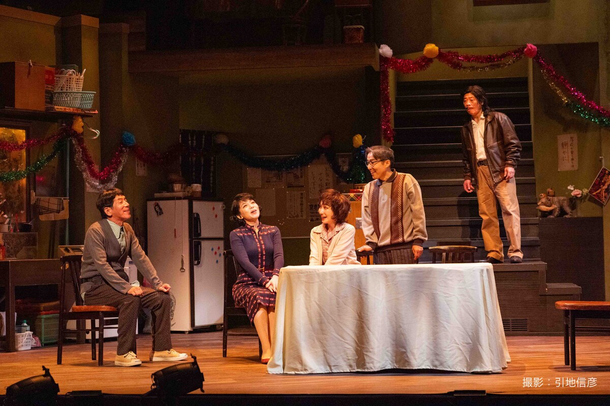 stage_natalie's tweet photo. ナイロン100℃「管理人ご夫妻」ついに開幕、KERA「劇団史に残る珍作」（舞台写真 / コメントあり）
https://t.co/6YrOmOSjf9

#管理人ご夫妻 https://t.co/pJYfkVxp19