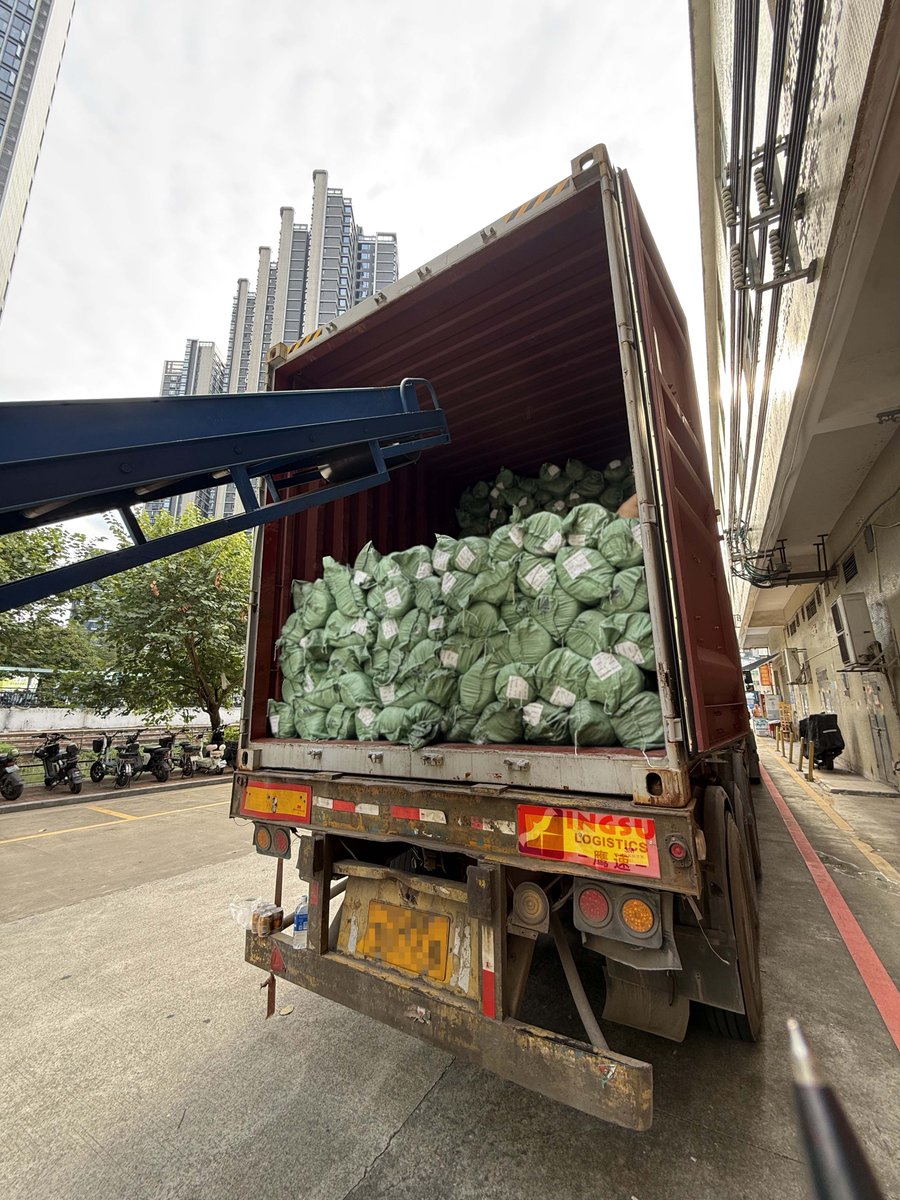 ChihoGoh's tweet photo. A full container of fabric is heading to Myanmar 🇨🇳🇲🇲

The container has arrived at the fabric factory and shipping to Myanmar.

Myanmar import licenses approval documents are required for this shipment.

Fabric FCL | License approval | China → Myanmar
#MyanmarLogistics #Fabric https://t.co/ibr2WaT6F8