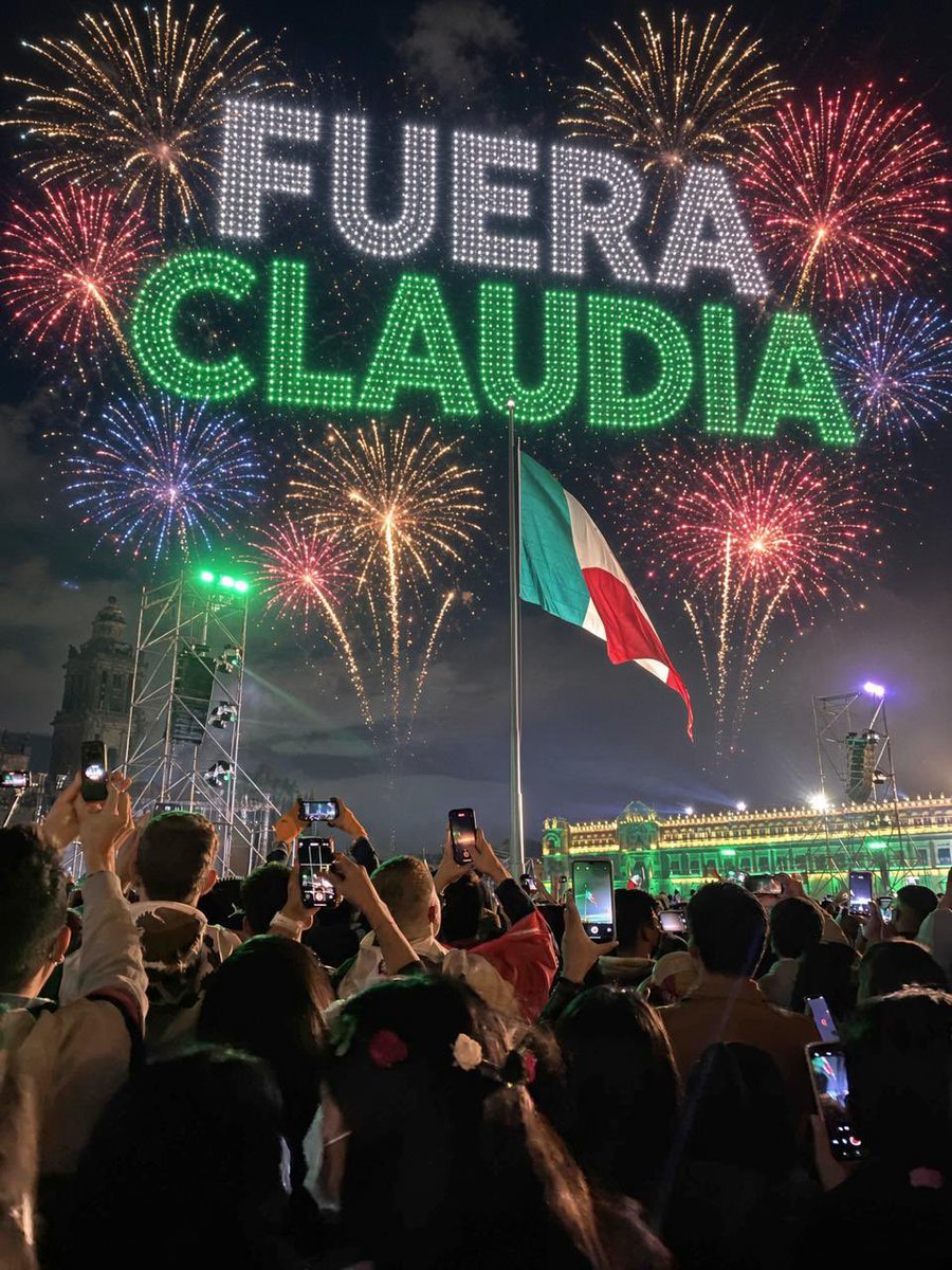 Hisoymario's tweet photo. ¡¡ EXCLUSIVA !!

#FueraClaudia en el mismísimo Zócalo https://t.co/rzhXzLB8b5