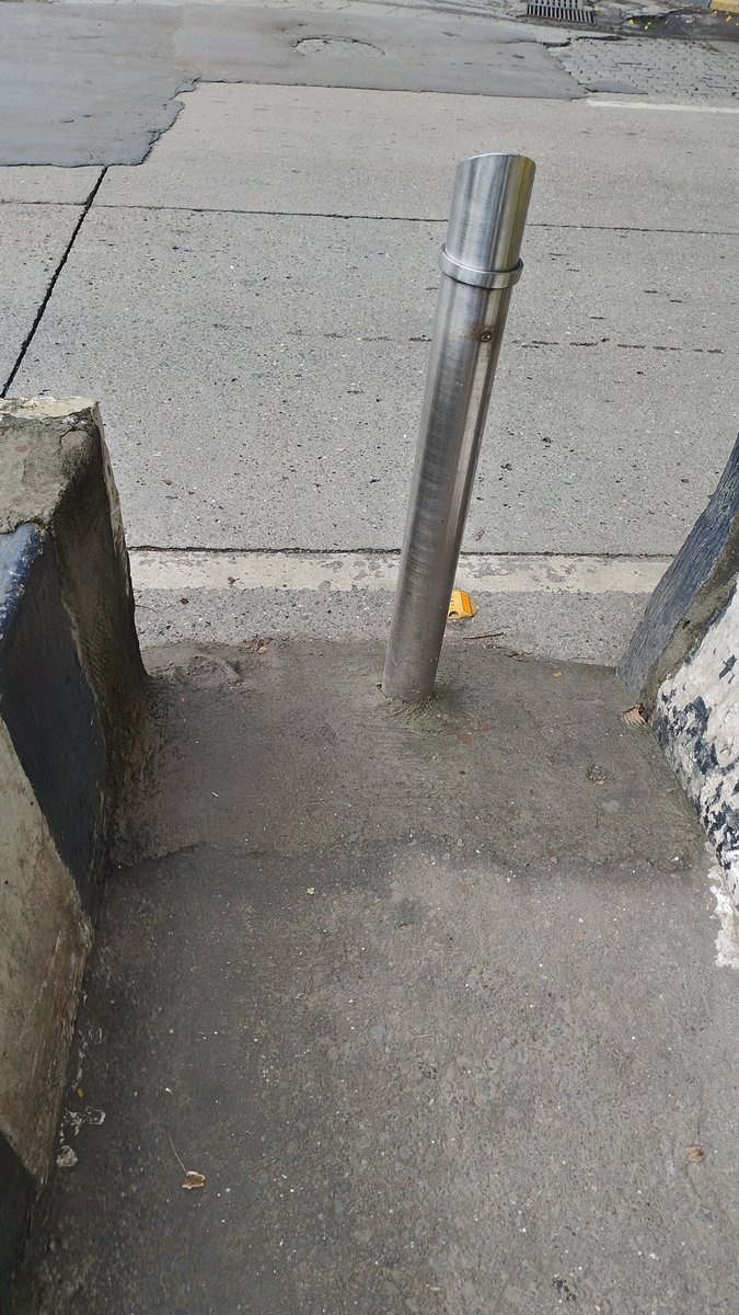 sanandeec's tweet photo. @MNarwekar @mybmc When @AshwiniBhide comes to WardA, I hope she sees the disregard of @mybmcWardA towards walkability. Accident waiting to happen on both ends of Hotel President as visible in this thread.Cut the median, flatten it so pedestrians can wait before they crossover to @MumbaiMetro3 stn. https://t.co/xIlwjKHgkI