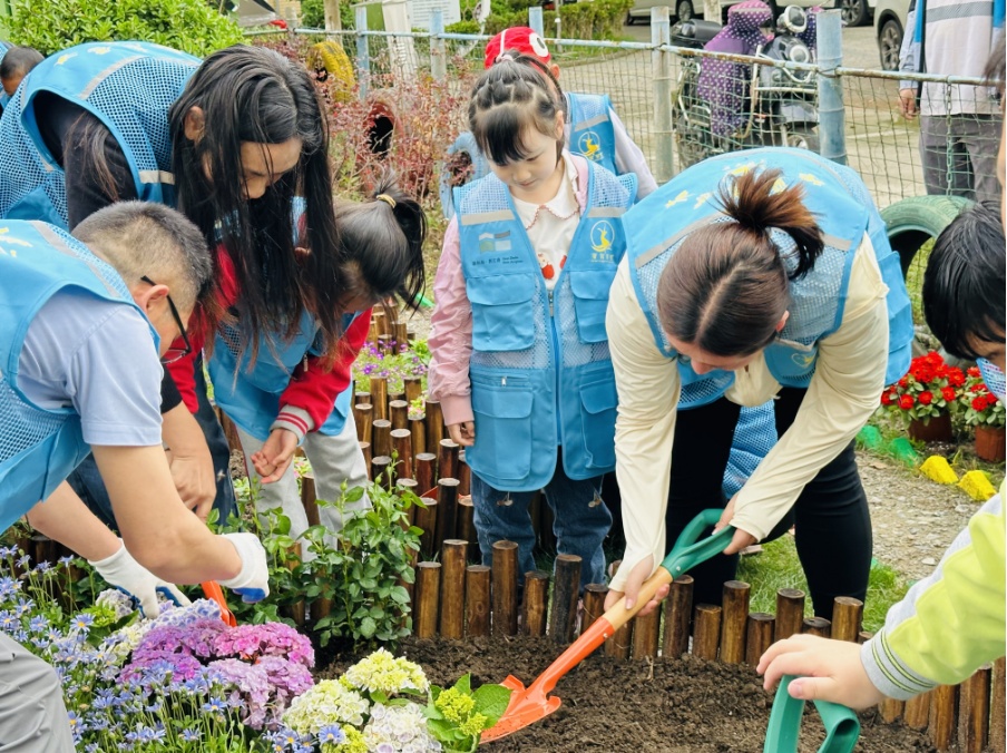 aislf989154's tweet photo. Join our community garden day this Saturday (9am-12pm)! No experience needed—bring a water bottle and your smile. Let’s grow veggies u0026 friendships together! https://t.co/7DWVaJnr4f