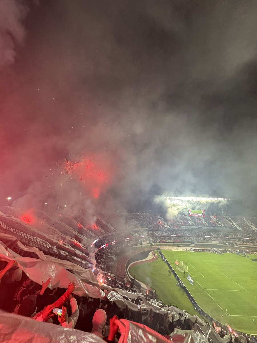 perniciotti99's tweet photo. Prefiro o Morumbi com 15 mil vozes que vivem o São Paulo do que com 60 mil turistas que não cantam.

Do lado de fora, uma atmosfera ABSURDA. Já lá dentro, o pior desempenho de arquibancada que tivemos em anos. https://t.co/WlAejyp8eq
