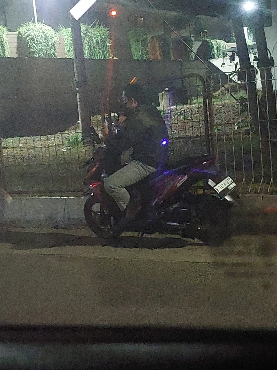 islah_bahrawi's tweet photo. Penguntitan ini masih terus berlangsung. Kemana pun saya pergi, mereka selalu ngintai. Tidak tahu tujuannya apa. Tapi satu hal, saya sudah tidak peduli. Silakan cari tahu, saya bertemu siapa dan berkegiatan apa saja. Bodo amat!

Satu hal yang harus saya ingatkan: surveilance itu harusnya tidak boleh ketahuan. Intelijen itu senyap. Gak norak kayak gini. Kecuali kalian memang hanya mau numpang makan atas nama perintah atasan.
