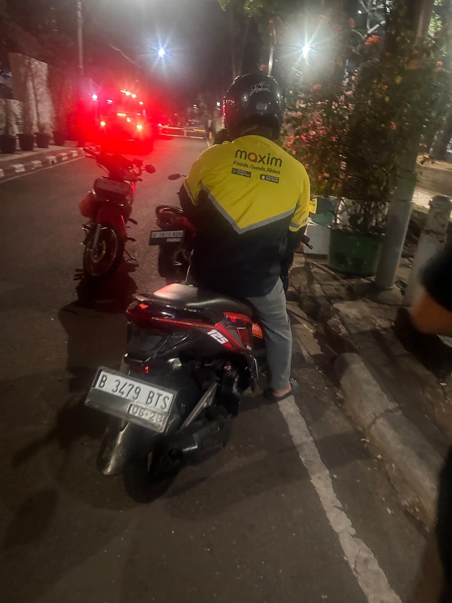 islah_bahrawi's tweet photo. Penguntitan ini masih terus berlangsung. Kemana pun saya pergi, mereka selalu ngintai. Tidak tahu tujuannya apa. Tapi satu hal, saya sudah tidak peduli. Silakan cari tahu, saya bertemu siapa dan berkegiatan apa saja. Bodo amat!

Satu hal yang harus saya ingatkan: surveilance itu harusnya tidak boleh ketahuan. Intelijen itu senyap. Gak norak kayak gini. Kecuali kalian memang hanya mau numpang makan atas nama perintah atasan.