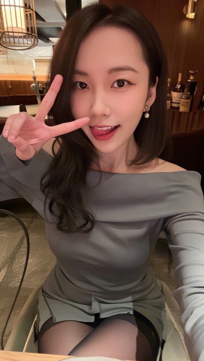 S1440404's tweet photo. 推友同学这眼神  这舌头  真的很榨啊直接一发浓精洗脸，对了，带��眼镜更骚了呢  #榨精 #口射 #射屏 https://t.co/rL7m9X21PB
