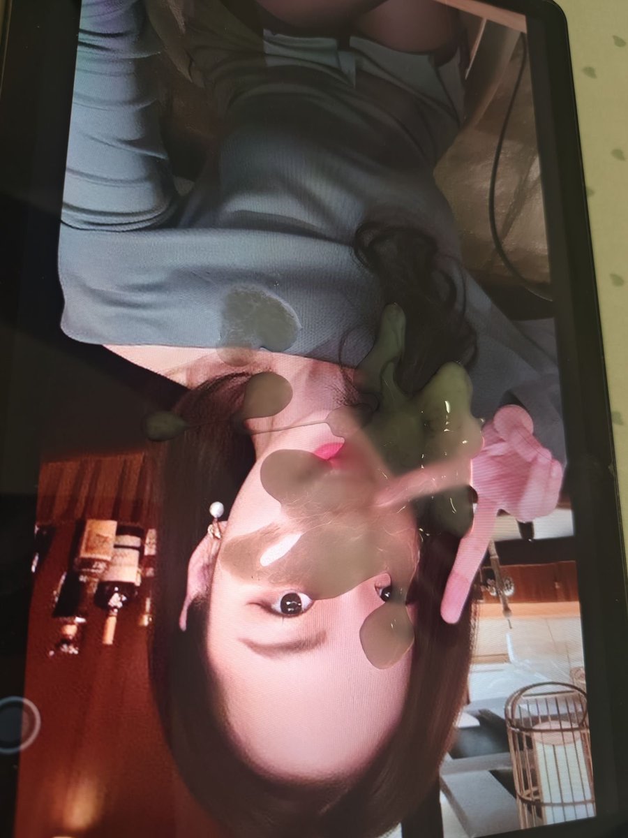 S1440404's tweet photo. 推友同学这眼神  这舌头  真的很榨啊直接一发浓精洗脸，对了，带��眼镜更骚了呢  #榨精 #口射 #射屏 https://t.co/rL7m9X21PB