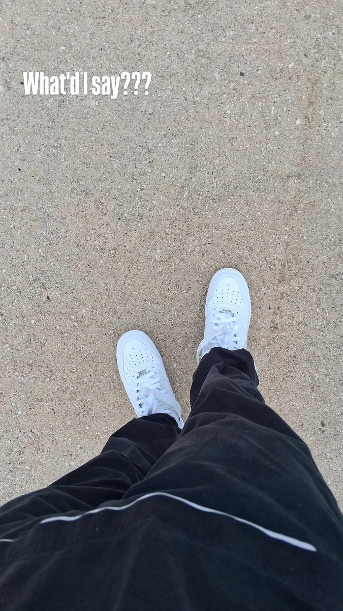 jedtreef0's tweet photo. Before I coped me a pair of #af1 mids, I took a gamble. I also chose them because it was hard to find reps. Most shoes look like lows. No strap. So mega W during this time. #moot #moothunt〃・ #ShoeAddict https://t.co/KgGQHvEtqH
