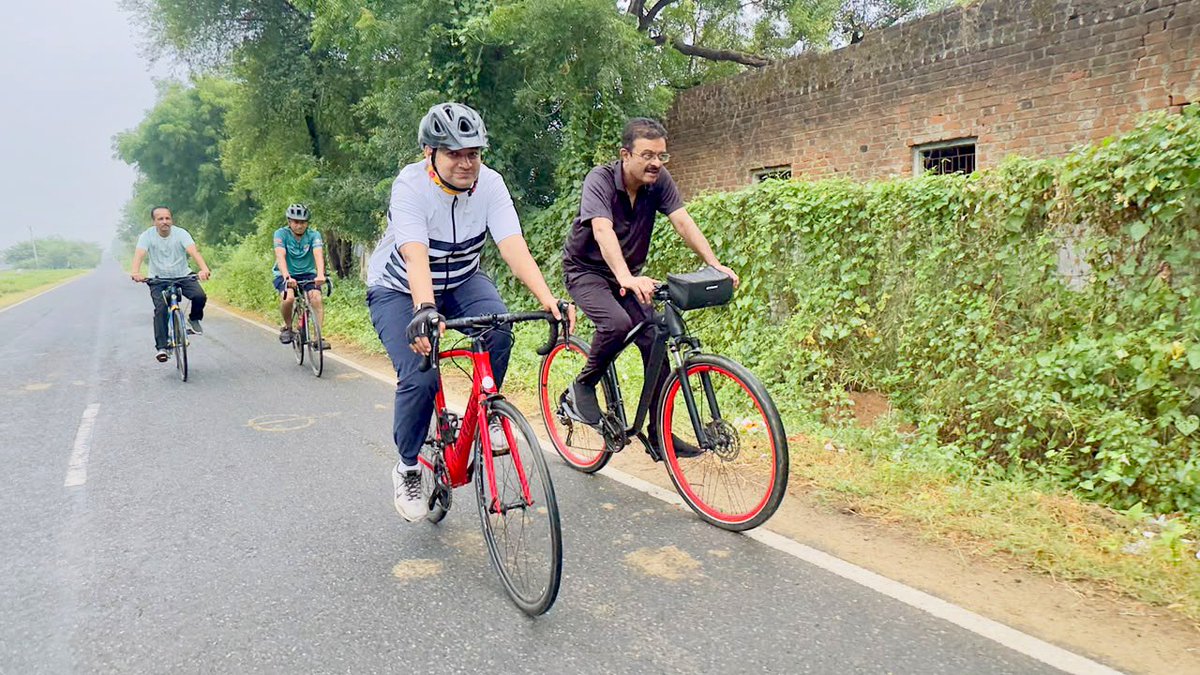 pravinmalibjp's tweet photo. Fresh morning, fresh energy, endless roads. 🚴♂️🌅
#MorningCycling #CyclingLife #RideMore #FitnessJourney #MorningVibes #CyclingLove
#Deesa #Banaskantha #Gujarat https://t.co/JfuaT6qQ5Q