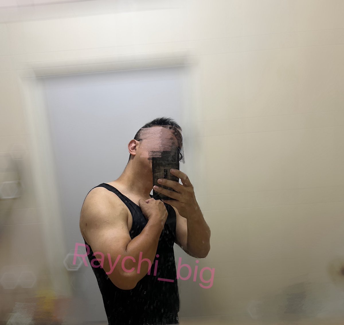 raychi_big's tweet photo. 最近新買的吊尬 上次穿白色的 被說像阿伯在穿的 有些人真的是很不會聊天��😑 這是有傳襯衫習慣的人才會穿的好嗎 傻眼🙄 https://t.co/i7kwZbaAxf
