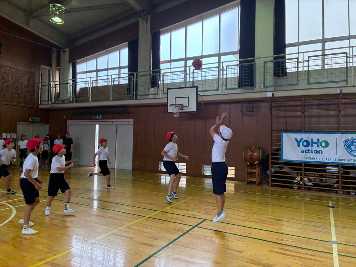 YoHo_action's tweet photo. 【活動レポート📝】
都筑区の都田西小学校にて、5年生158名を対象にバスケットボールの出張授業を行いました🤗

ドリブルやシュート練習⛹️🏀に取り組み、最後はミニゲーム🔥
体育館いっぱいに声援が響くほど、大盛り上がりでした✨
#ビーコル https://t.co/bQSbo7hfcj