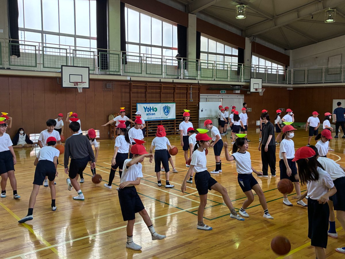 YoHo_action's tweet photo. 【活動レポート📝】
都筑区の都田西小学校にて、5年生158名を対象にバスケットボールの出張授業を行いました🤗

ドリブルやシュート練習⛹️🏀に取り組み、最後はミニゲーム🔥
体育館いっぱいに声援が響くほど、大盛り上がりでした✨
#ビーコル https://t.co/bQSbo7hfcj