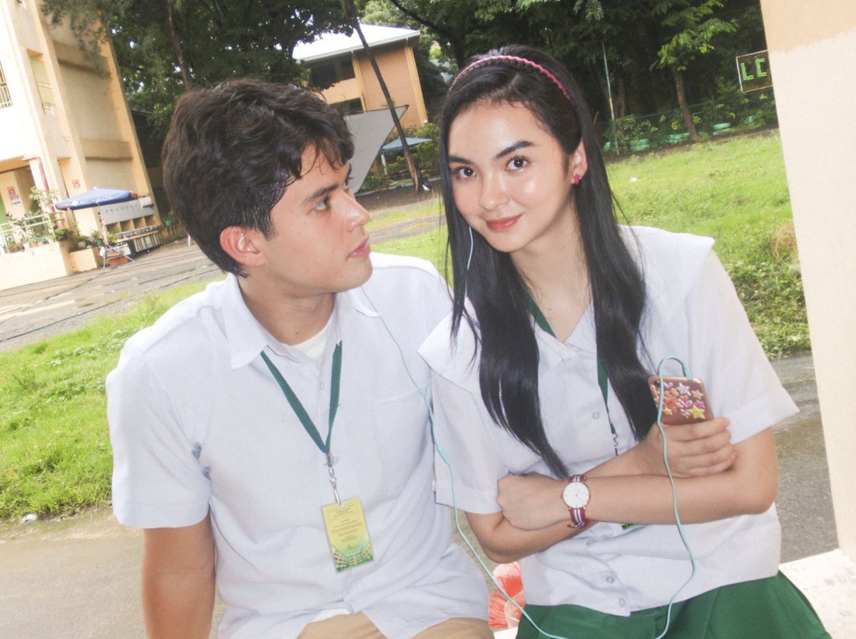 CSstudiosph's tweet photo. Happy first day ng pagiging yearner ngayong First Sem! 🎬

Ready na ba sa panibagong yugto?

Relax lang, umpisa pa lang ’to. Marami-rami pa tayong eksena at kwentong aabangan sa semester na ’to. 👀

Ang tanong: parusa ba ’to o kilig? 🫣

#FirstSem #KyleEcharri #KaiMontinola https://t.co/1Yg18R5z5e