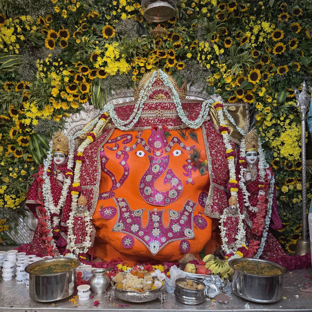 AshokMukhya's tweet photo. 🌺 जय श्रीगणेश🌺
📍श्री गणेश मंदिर खजराना, इन्दौर 
🌻दस दिवसीय श्री गणेश जन्म महोत्सव, 
✨पूज्य श्री गणेश जी महाराज के दिव्य दर्शन 💫
🗓️ 16 सितम्बर 2026
🪐 शुक्लाम्बरधरं देवं शशिवर्णं चतुर्भुजम्।
प्रसन्नवदनं ध्यायेत् सर्वविघ्नोपशान्तये॥ 🙏

👤मुख्य पुजारी अशोक भट्ट-मो. 9302105856 https://t.co/4mLlBbWakJ