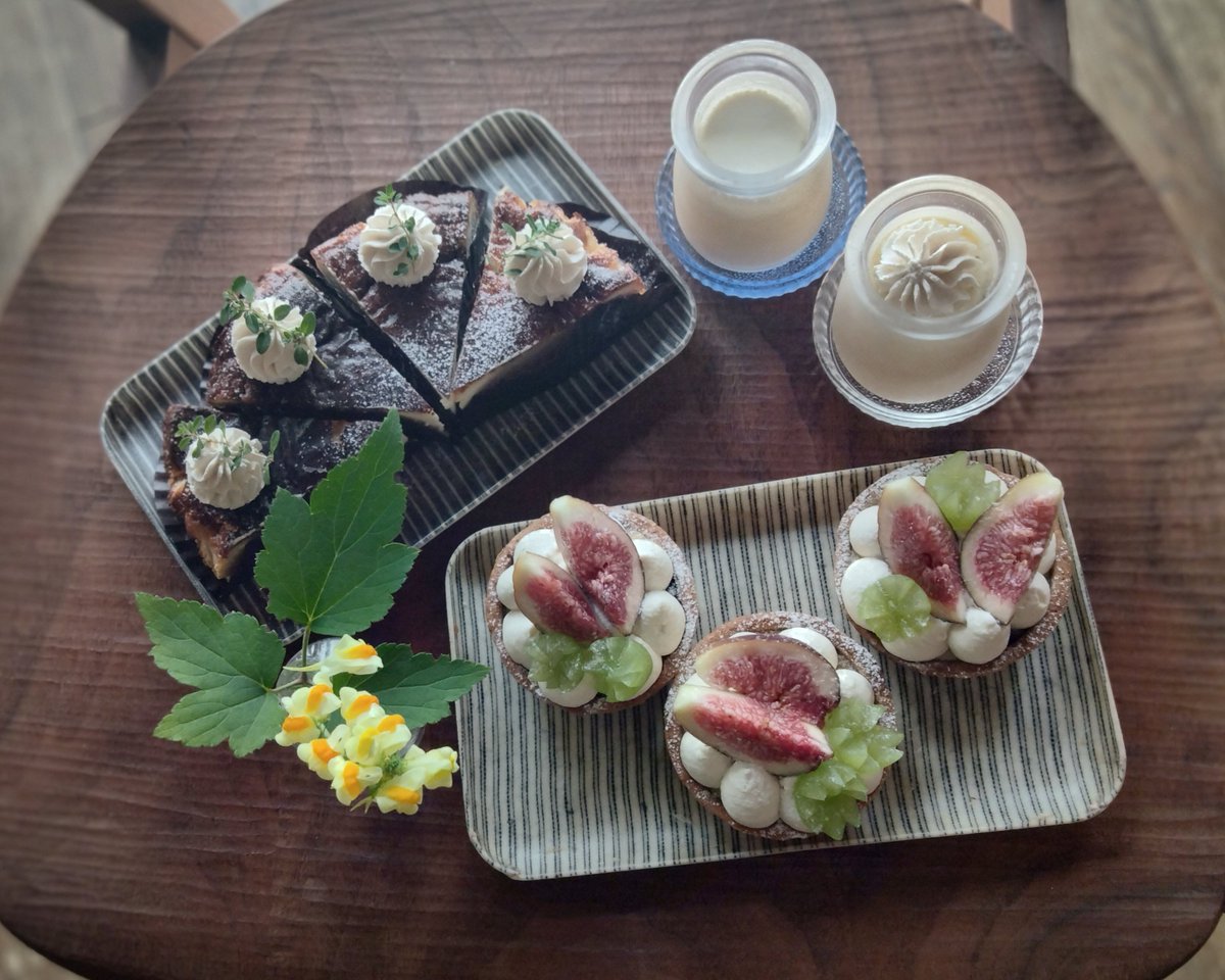 fikakiko's tweet photo. こんにちは。気持ちの良い���気ですね。本日はいちじくと蜂蜜マスカルポーネクリームのタルト、バターナッツかぼちゃのプリン、黒糖のプリン、蜂蜜のチーズcake、ブルーベリーのパイをご用意致しました。秋の日のお出かけの後のお茶の時間にいかがでしょうか　→ https://t.co/9pWjNUU2ku