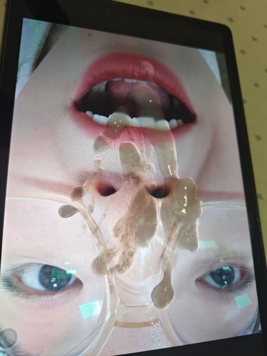 S1440404's tweet photo. 推友投稿女友，本来是觉得有点一般的，不过你女友都张开嘴了，我就射屏灌骚货一发浓精��  #投稿 #意淫 #眼镜婊 #眼镜妹 #配文 #母狗 #骚货 #反差 #肉便器 https://t.co/1GRw9XS8ua