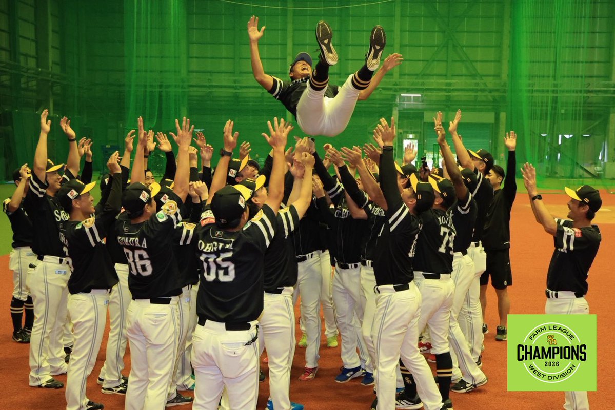 HAWKS_official's tweet photo. ＼2026年度 ファーム・リーグ 西地区 優勝🏆／

#斉藤和巳 2軍監督が宙に舞いました✨

▼優勝キャンペーン情報はコチラ
https://t.co/kZCS9dOg2O

#ゼンシン #sbhawks https://t.co/9CGRIO10WZ