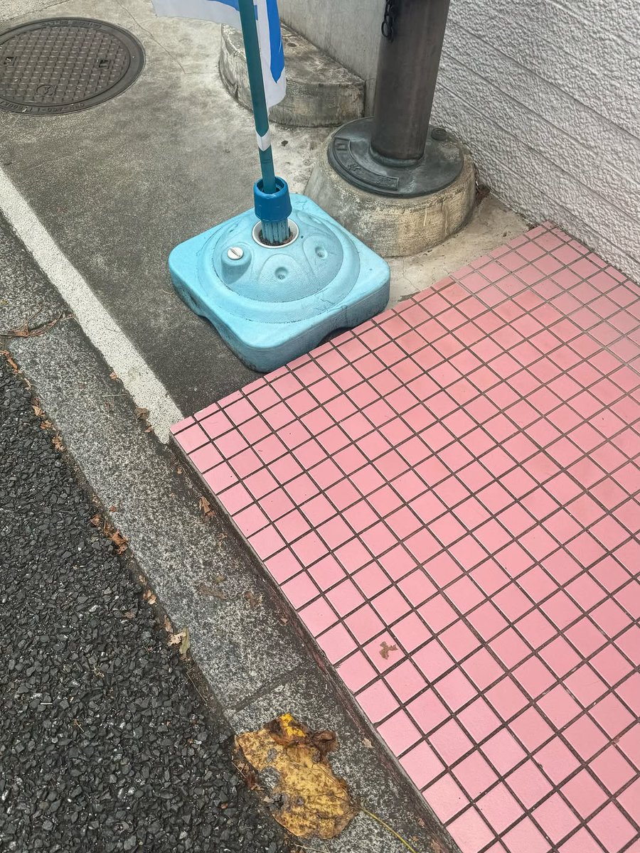 valmirj's tweet photo. A true addiction to those small ice creams consumed me. Tokyo was powerless to keep me from them. I also made an attempt to go car shopping in the middle of the ocean, and I found the green one appealing. https://t.co/Xc3DWZLHXr