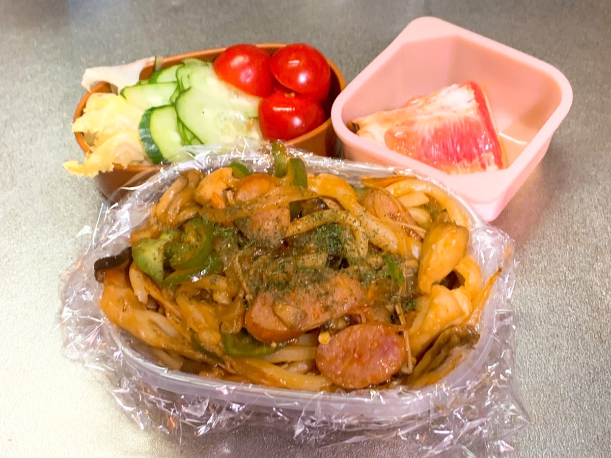tckms's tweet photo. 最高気温24℃
最低気温12℃
晴れ時々曇り

野菜サラダ
ルビーグレープフルーツ
きのこナポリタン焼きうどん

UP忘れてましたな https://t.co/yQCeWsyTBb