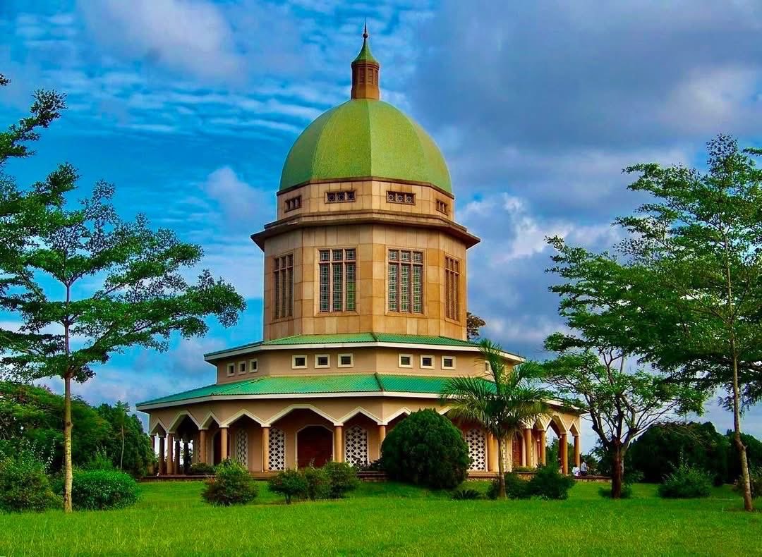 lulanzeashirafu's tweet photo. THE 10 WONDERS OF KAMPALA OF OUR TIME

The 10 wonders of Kampala from 1958- 1968 and were;
 [1] New Bulange 
[2] Bahai Temple 
[3] New Mulago Hospital
[4] UTV Mast at Kololo
[5] Apollo Woteeri
[6] Crested Towers
[7] Namirembe Cathedral
[8] Rubaga Cathedral
[9] Kibuli Mosque
[10] Uganda Museum ( Ennyumba y'Amayembe)

Later on, I shall extensively share with you my knowledge of how the other 9 Wonders of Kampala came into being one by one in my next chats but let us start with the Bahai Temple at Kikaaya.

Now hear it from the  Horse's Mouth because I  hail from a nearby village (Kulambiro) not far from the Temple and secondary because I have been "Omuswaswangule" of the town since 1959.

Uganda Mother Temple of Africa  is the first and oldest Baháʼí House of Worship in Africa is famous for being the only Baha'i temple on the African continent.

The Baha'i House of Worship in Uganda was built between 1958 and 1961 with its foundation stone laid in January 1958 and the completed temple dedicated on January 13, 1961, and the Baha'i Faith was founded by Bahá'u'lláh born Mírzá Husayn-Alí in Iran.The Founder: Bahá'u'lláh founded the religion in 1863, 

Core Message: His teachings focus on the oneness of God, the unity of all religions, and the equality of all mankind, encouraging people of all backgrounds to worship together in harmony. 

Arrival in Uganda: The faith was later brought to Uganda in 1951 by early international and local pioneers, growing into one of the most vibrant communities on the continent. 

By February 1952, four native Ugandans embraced the teachings and became the foundational local pioneers who actively spread the religion across the country and the continent:
Fred Bigabwa: A Mutoro who, alongside Crispin Kajubi, was one of the very first two local Ugandans to accept the Baha'i Faith in December 1951. 

Crispin Kajubi: A Muganda who co-founded the earliest local community with Bigabwa. Prayers were soon translated and offered in Luganda at local residences. 

Enoch Olinga: An Iteso veteran who became the third Ugandan to join the faith in early 1952. He is highly revered globally in the Baha'i Faith, later traveling to Cameroon to establish communities there. He was eventually appointed to the elite spiritual rank of "Hand of the Cause of God". 

Peter Musoke: He completed the core group of the first four native believers who helped form the historic Local Spiritual Assembly of Kampala in April 1952. 
Other Notable Early Figures
Max Kanyerezi: Another prominent early Ugandan believer. He pioneered internationally to Congo-Brazzaville to spread the faith and was later one of the three local trustees whose names were legally used to purchase the land on Kikaaya Hill for the temple. 

Erisha Kiwanuka & Joseph Mbogo: Along with Kanyerezi, these native Ugandan Baha'is held the temple land in trust during its development. 

Construction of the Ugandan Temple

Timeline: Construction began after the foundation stone was laid in January 1958, and the building was finished and officially opened in January 1961.

Architect: The majestic structure was designed by the prominent American architect Charles Mason Remey. 

 Materials for the building came from multiple continents, including roof tiles from Belgium, colored glass from Germany, mosaic tiles for the dome from Italy, and locally sourced stone and timber from here.