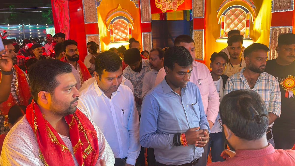 airnews_ranchi's tweet photo. 🔹रांची उपायुक्त मंजूनाथ भजन्त्री ने शहर के विभिन्न गणपति पूजा पंडालों का निरीक्षण कर व्यवस्थाओं का जायजा लिया।
🔹उन्होंने अधिकारियों को सुरक्षा, यातायात, भीड़ नियंत्रण और विधि-व्यवस्था बनाए रखने के निर्देश दिए। #GanpatiPuja #GaneshChaturthi #RanchiAdministration https://t.co/pkyC49YhsM