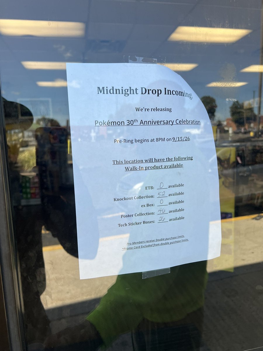 Guel4900's tweet photo. @Oopsie_DaiZe @gamestop Yea why would you pre order that early? Should went in person and pre order it the day before when they got all the shipments. https://t.co/VxkS7wfu4R