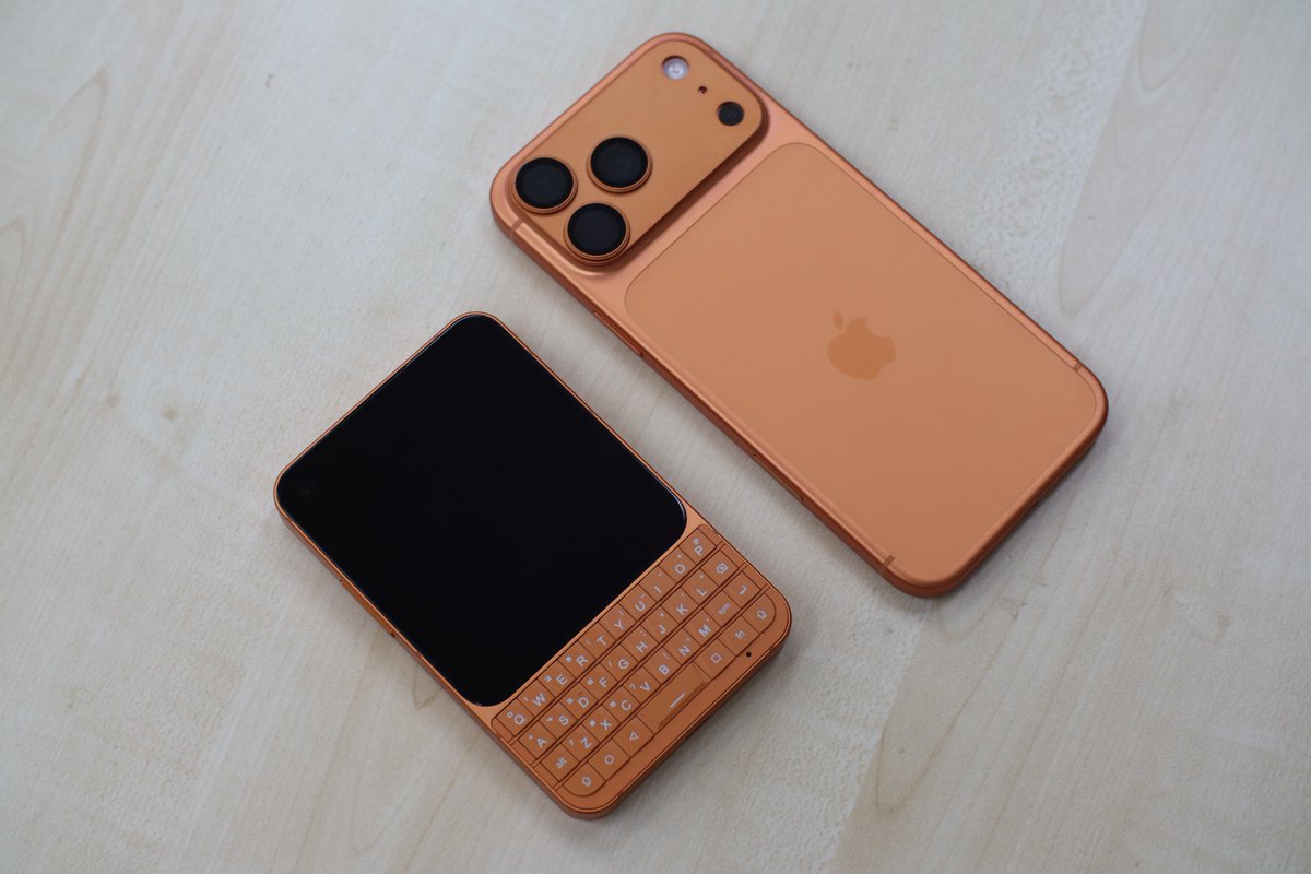 EMLkawaii's tweet photo. Uniherz Titan 2 EliteとiPhone 17 Pro Maxの比較できた。
4.03インチといえどキーボードがあることでそこまで小さくは見えない。 https://t.co/8biriwzBie