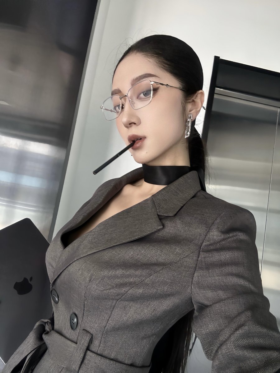manlinya020's tweet photo. 在外冷脸的职业女人，私下这样勾引你的姐姐喜欢吗
＃les ＃wlw ＃女同性恋 https://t.co/P0rK3EDlCt