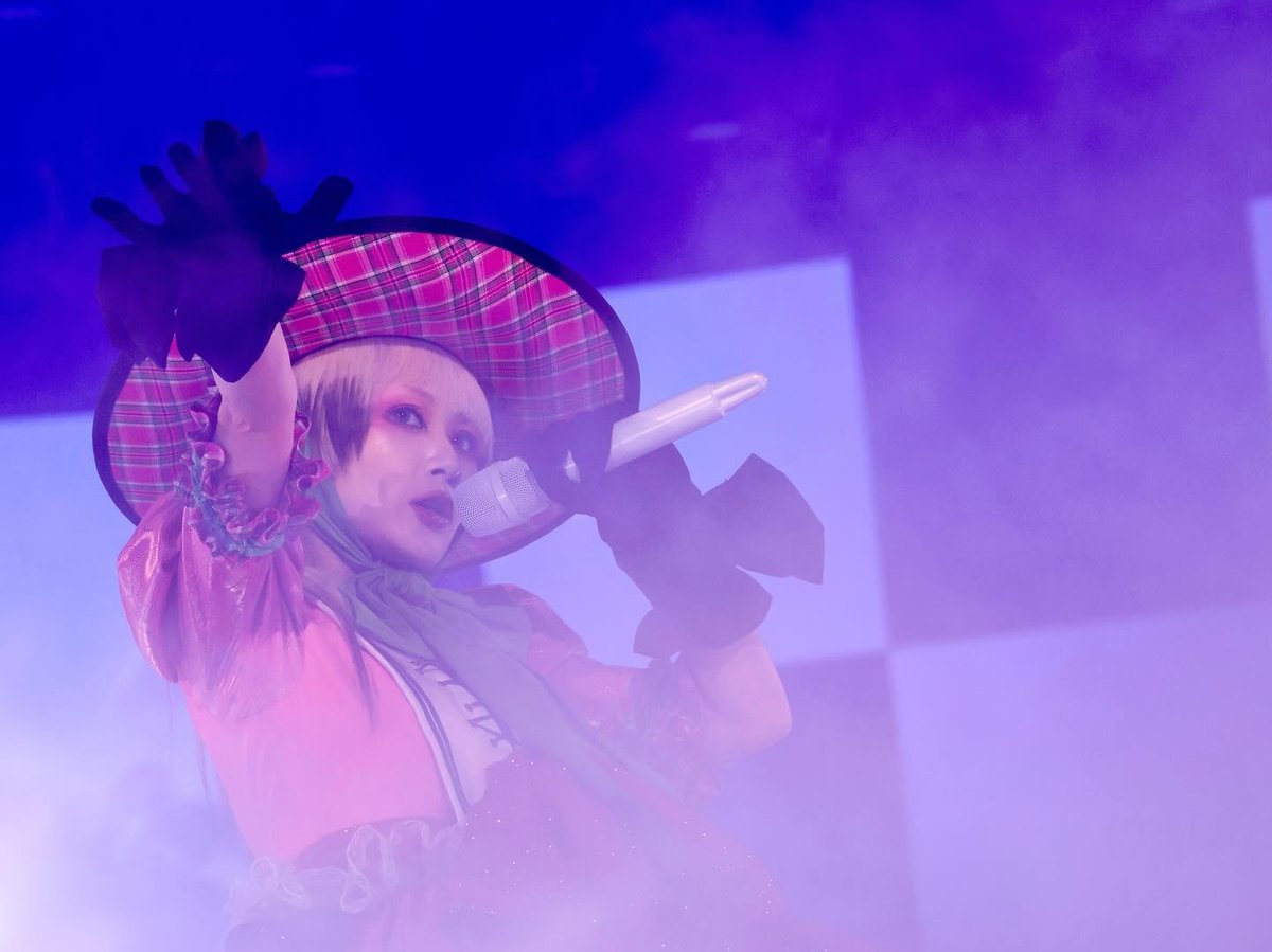 Reol_Daily's tweet photo. She marks time with the unused hand.
Mic in one, the other drawing the bar.
A point, a flick, a closed fist on the drop.
The vocal is already doing the sentence.
The air around it gets written too.

#reol
#ReolDaily
#1000ReasonsWhyReol https://t.co/Px3bDZRx6U