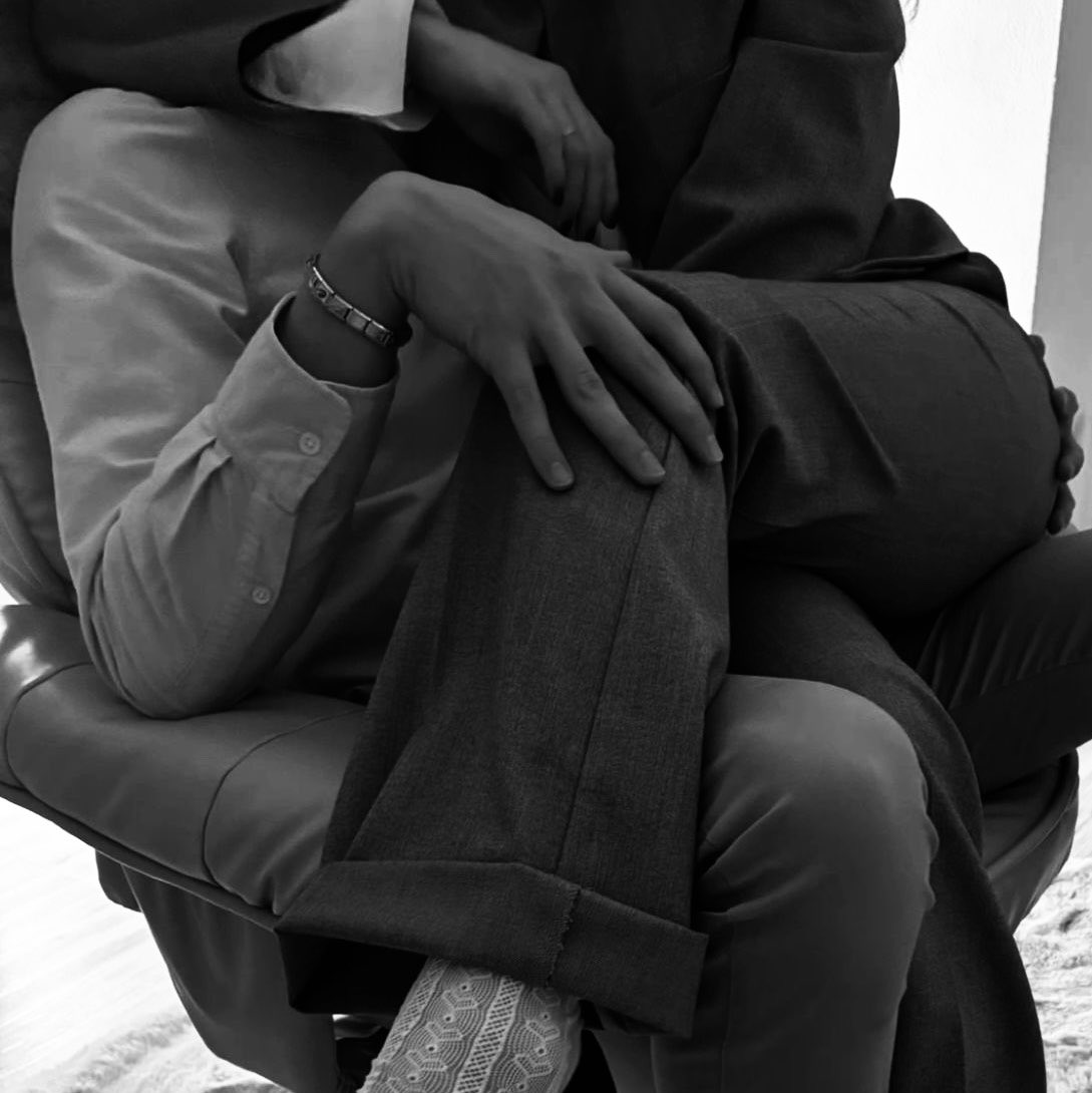 rielausm's tweet photo. #auyoonmin | Sentones 🔞

Donde Jimin le da unos unos buenos sentones a su esposo, mientras este está en una llamada con su asistente y amigo, Jungkook.

#yoonmin #au #yoonmin https://t.co/lJYiqQBBFS