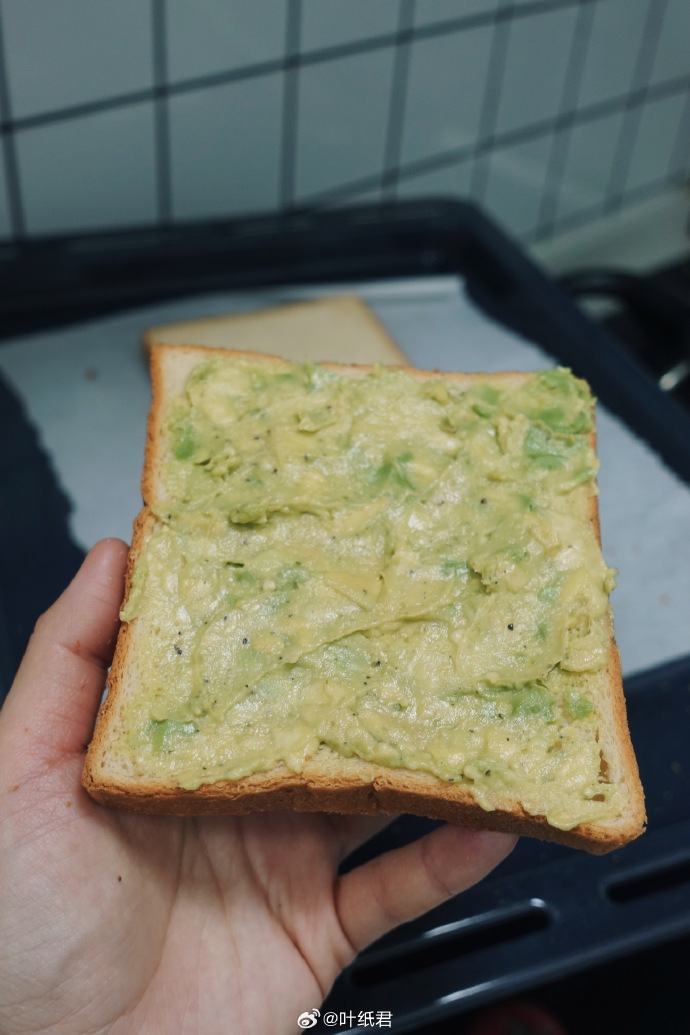 adeli746797's tweet photo. Lunch hit different today: fluffy homemade avocado toast with a sprinkle of chili flakes and a cold iced latte—sunlight makes every bite taste better!， https://t.co/iqSIZYRFNo