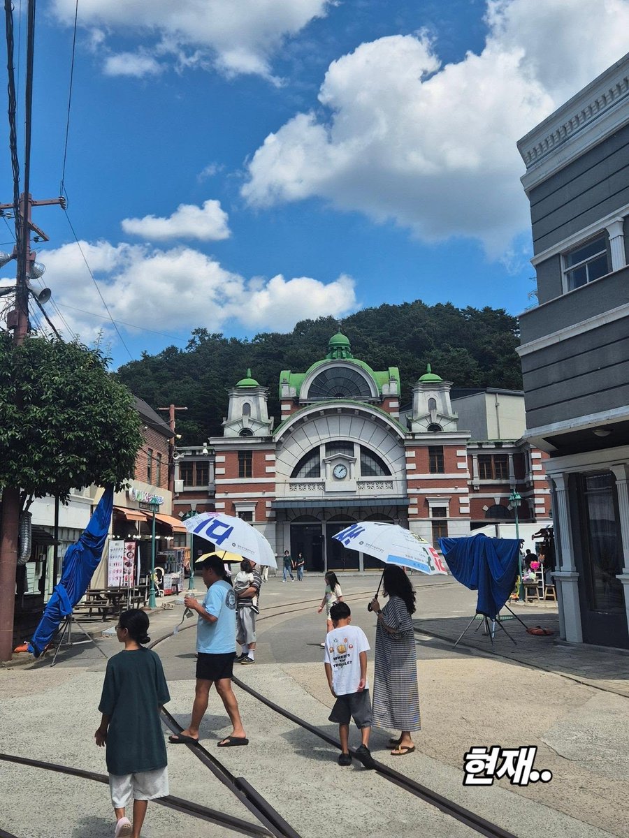 hidewiformwer's tweet photo. ภาพกอง #WhaleStar ที่ Hapcheon Movie Theme Park 

*เป็นสถานที่ถ่ายทำภาพยนตร์และซีรี่ส์ย้อนยุคกลางแจ้งที่ใหญ่ที่สุดในเกาหลีใต้ อยู่ที่ฮับชอน จังหวัดคยองซังนัมโด มีเปิดให้ซื้อตั๋วเข้าเที่ยวชมได้ ถ้าใครไปช่วงนี้อาจโชคดีได้เจอกองของกายอง 🐣 (แต่อย่ารบกวนกองนะ)

#Munkayoung #มุนกายอง https://t.co/J0S5CfVxwk