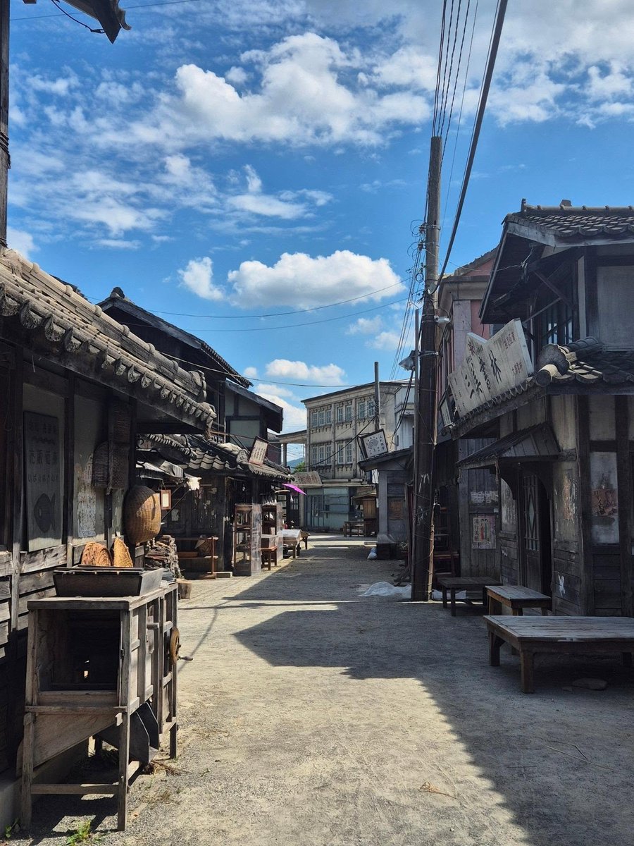 hidewiformwer's tweet photo. ภาพกอง #WhaleStar ที่ Hapcheon Movie Theme Park 

*เป็นสถานที่ถ่ายทำภาพยนตร์และซีรี่ส์ย้อนยุคกลางแจ้งที่ใหญ่ที่สุดในเกาหลีใต้ อยู่ที่ฮับชอน จังหวัดคยองซังนัมโด มีเปิดให้ซื้อตั๋วเข้าเที่ยวชมได้ ถ้าใครไปช่วงนี้อาจโชคดีได้เจอกองของกายอง 🐣 (แต่อย่ารบกวนกองนะ)

#Munkayoung #มุนกายอง https://t.co/J0S5CfVxwk