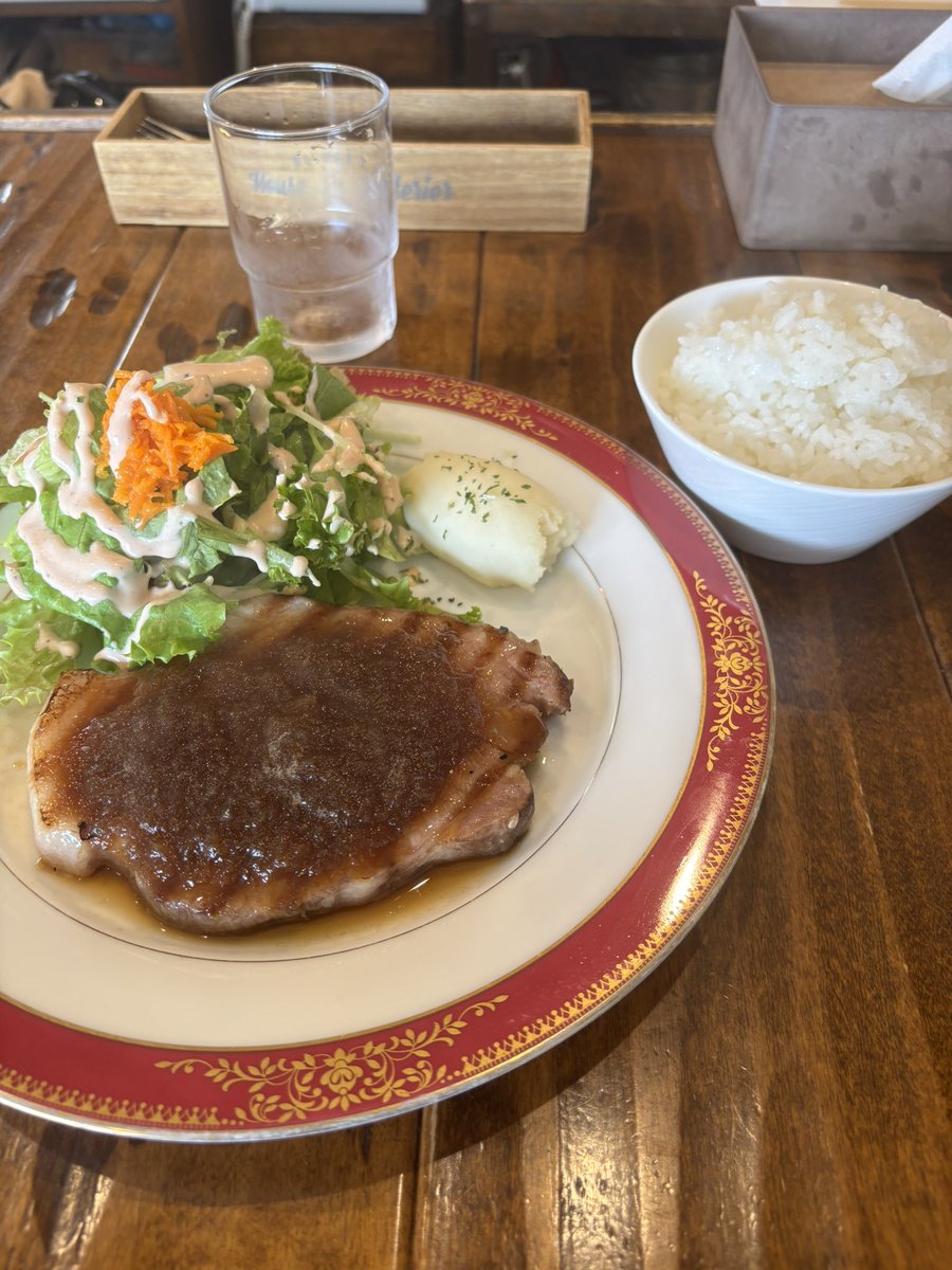 bradewarks's tweet photo. ［肉菜バル NIGOO 鶴岡］
NIGOO特製しょうが焼き
肉が切れてないからナイフとフォークで食べる？でもご飯は椀だから箸？で迷った。
結果肉を全部切ってから箸でいただく事に。
タマネギベースのタレに漬け込んで細胞を壊しているのか肉は超柔らかい。
裏漉しされたマッシュポテトも舌触り滑らか。 https://t.co/mVQZ1uLub3
