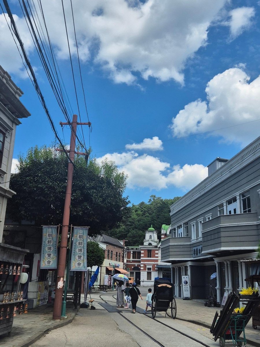 hidewiformwer's tweet photo. ภาพกอง #WhaleStar ที่ Hapcheon Movie Theme Park 

*เป็นสถานที่ถ่ายทำภาพยนตร์และซีรี่ส์ย้อนยุคกลางแจ้งที่ใหญ่ที่สุดในเกาหลีใต้ อยู่ที่ฮับชอน จังหวัดคยองซังนัมโด มีเปิดให้ซื้อตั๋วเข้าเที่ยวชมได้ ถ้าใครไปช่วงนี้อาจโชคดีได้เจอกองของกายอง 🐣 (แต่อย่ารบกวนกองนะ)

#Munkayoung #มุนกายอง https://t.co/J0S5CfVxwk