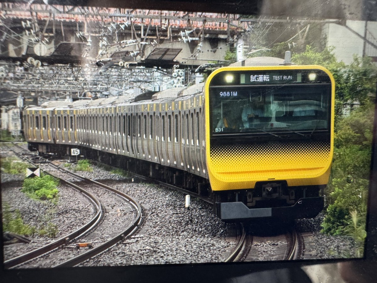 mari20921's tweet photo. 千葉の新世代が千葉駅を30秒差で発車
並走までもう少しでした https://t.co/77UFl2PlyX