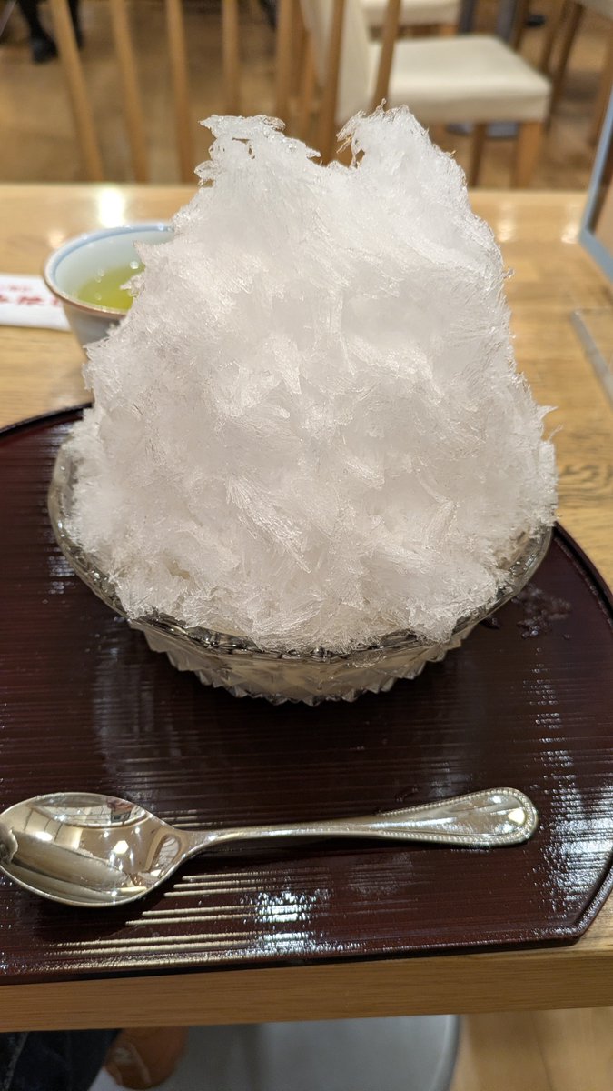 kei15343's tweet photo. みはしの前通りかかったら
氷旗🤩

ミルク氷にこしあんトッピング
美味しかった👍 https://t.co/hrFXQ88aXp