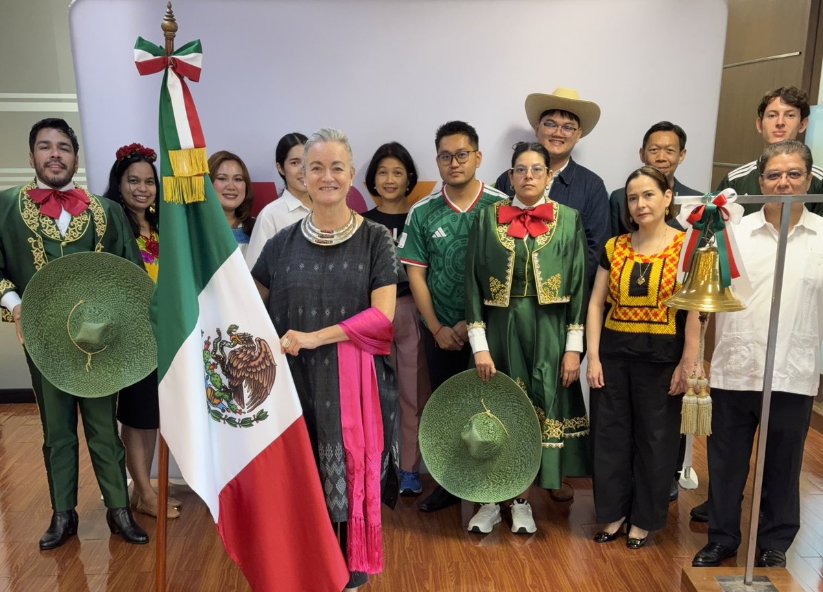 EmbaMexTai's tweet photo. 🔔🇲🇽Celebramos con tod@s l@s mexican@s residentes en Tailandia y Camboya nuestra independencia. Qué el grito de ¡Viva México! nos recuerde el orgullo de ser mexicanos, nuestra extraordinaria cultura y el valor de nuestro pueblo. !Viva México, viva la independencia nacional!🇲🇽 https://t.co/GgHeEEBZ6q