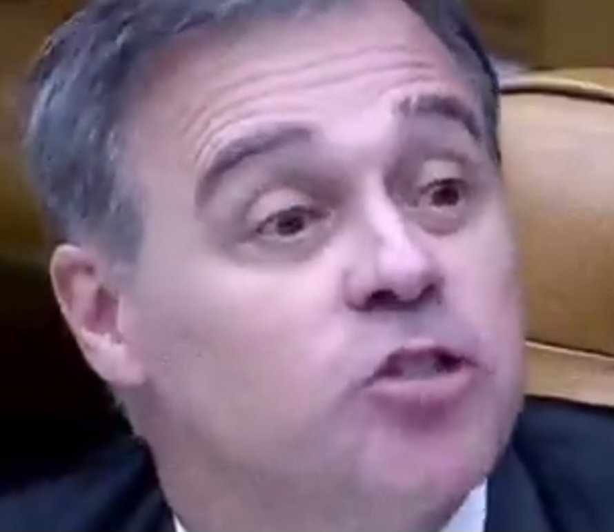 SergioAJBarrett's tweet photo. Mas Ele FOI MASSACRADO HOJE PELA VERDADE. 
Ficou RAIVOSO E DESESPERADO Porque Seus Pares MOSTRARAM Que Ele NÃO TEM Estatura PARA Ser Ministro Do STF.             
SÓ PODIA MESMO TER SIDO INDICADO POR UM GOLPISTA CONDENADO A QUASE 30 ANOS DE PRISÃO https://t.co/f4UpvgCRDZ