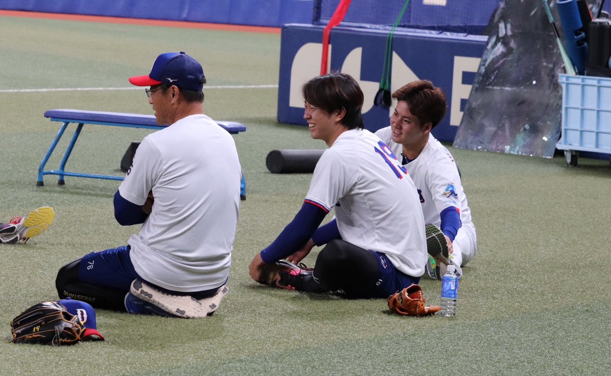 nikkan_dragons's tweet photo. 本日の先発投手練習より🌟
#大塚晶文巡回投手・育成コーチ と笑顔で会話する #高橋宏斗 選手と #金丸夢斗 選手 https://t.co/1fvMeu8cib