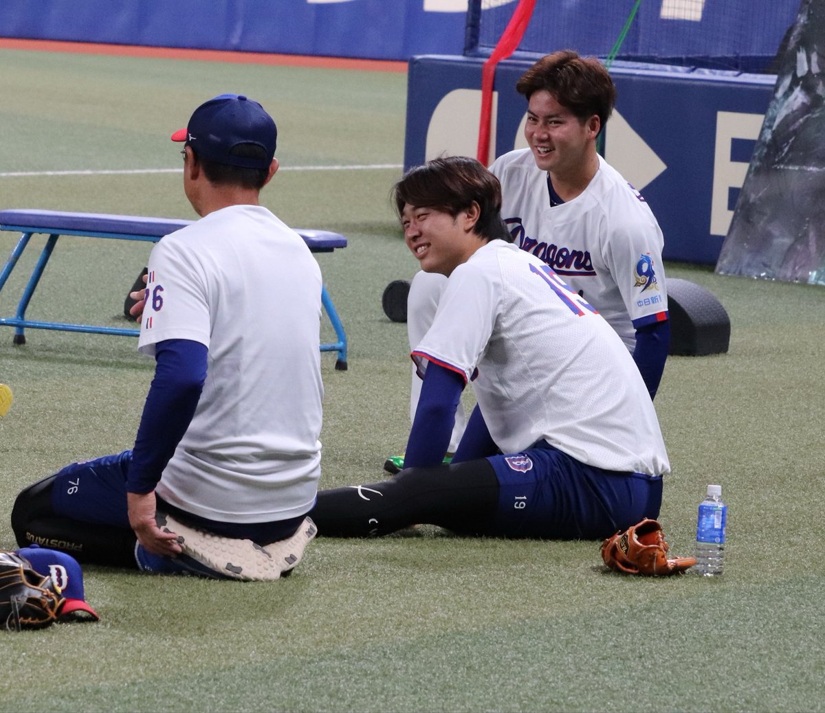 nikkan_dragons's tweet photo. 本日の先発投手練習より🌟
#大塚晶文巡回投手・育成コーチ と笑顔で会話する #高橋宏斗 選手と #金丸夢斗 選手 https://t.co/1fvMeu8cib