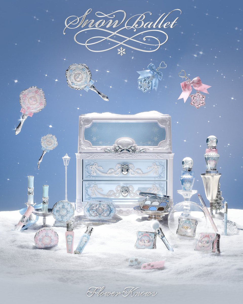 mimi_cosme_'s tweet photo. 「スノーバレエコレクション」全ラインナップを公開❄️

雪のバレエが舞う、冬の序曲🩰

全アイテム一覧
６色サテンメイクアップパレット ×3
リップデュオ ×6
エアブラッシュ ×5
デューイグロウリキッドハイライター ×4
プレストパウダー ×2
リキッドアイライナー ×2
ハンドミラー ×3
パフューム ×2
ヘアクリップ ×2
チークブラシ ×2
ルミナスハイライター（チャーム） ×2
ミニミラーチャーム ×1
ギフトボックス ×1
オールインボックス ×1

新商品は9/19（土）21:00より https://t.co/rfs5qtpqRl にて予約販売開始予定🎀
どうぞお楽しみに♡

#フラワーノーズ #flowerknows
#スノーバレエコレクション #コスメ紹介 #新作コスメ