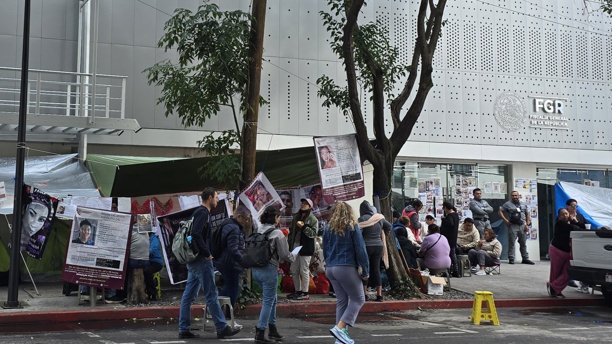 moni_calles's tweet photo. 💔Así es, estimado Simón @hele_simon. Fue doloroso atestiguar ayer esa indignante contradicción: mientras la institución @FGRMexico desperdicia tiempo y recursos en perseguir y criminalizar a una abogada por defender derechos y ser crítica, en las puertas de esa misma @FGRMexico los familiares de personas desaparecidas gritaban de manera desgarradora exigiendo justicia y ser escuchados.

#HastaEncontrarlos
#DesaparecidosMx
#JusticiaParaLasVictimas