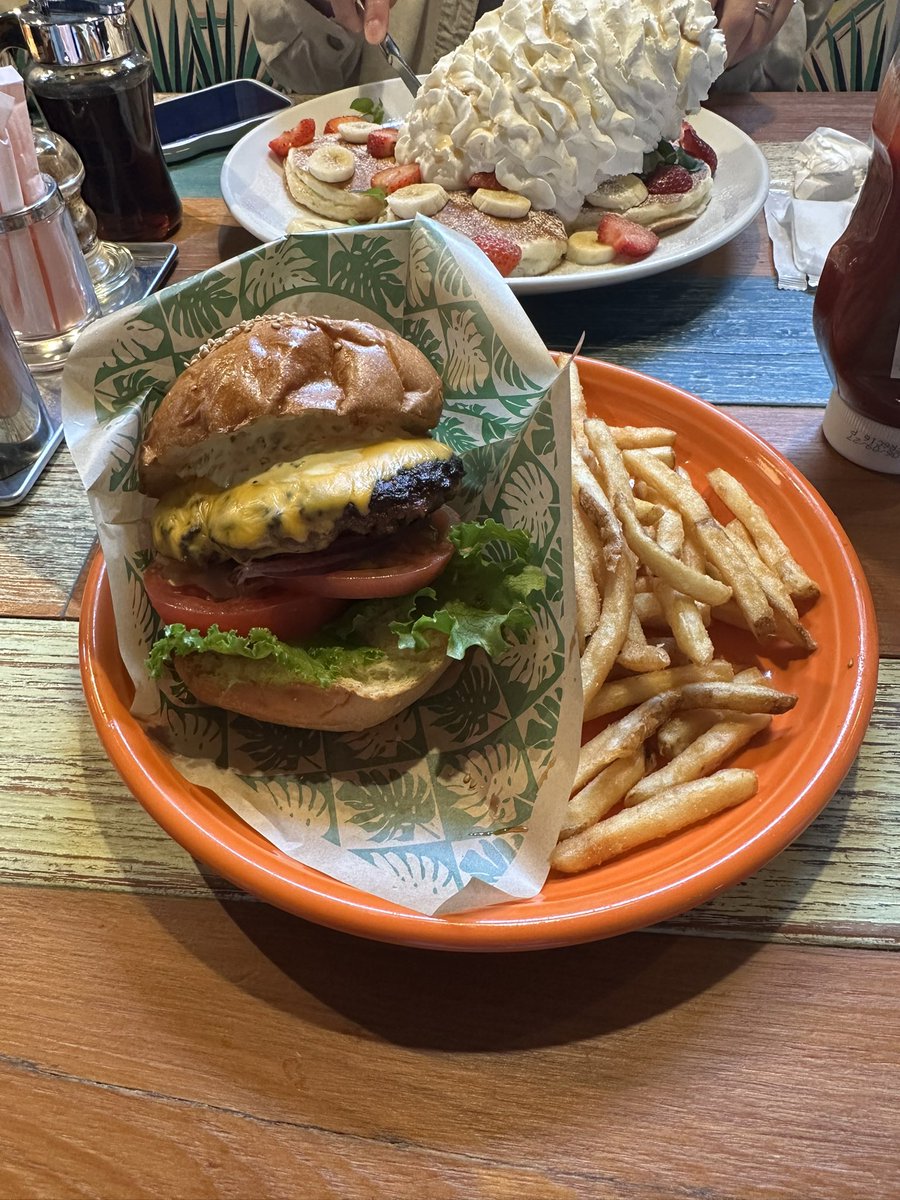 papangamech's tweet photo. 異動した職場の近くにある気になってたカフェで奥さんとデート❤️

バーガー美味しすぎた😋
クリームやばすぎ🤣 https://t.co/euURZU0lEV