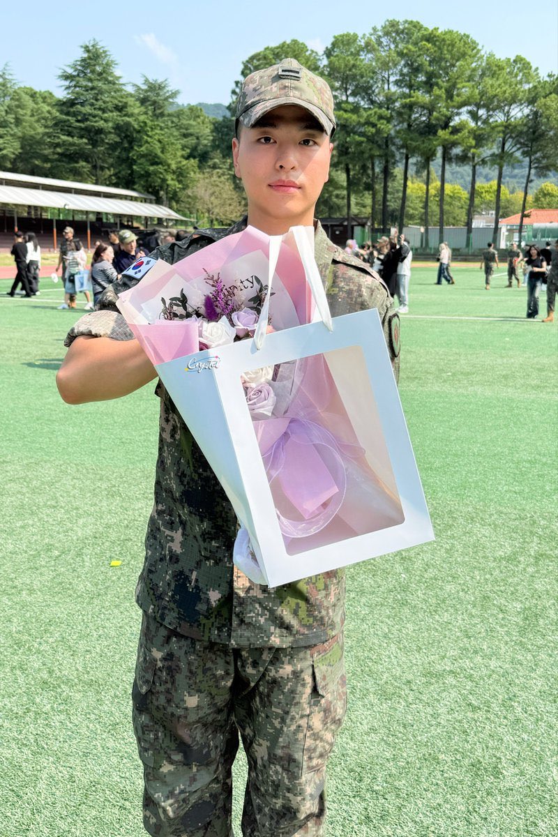 onlyikons's tweet photo. Junhoe looks so much younger in military 🥹 Congratulations soldier Koo for finishing your training!! 👏🏼👏🏼 https://t.co/NV3IKcIUOD