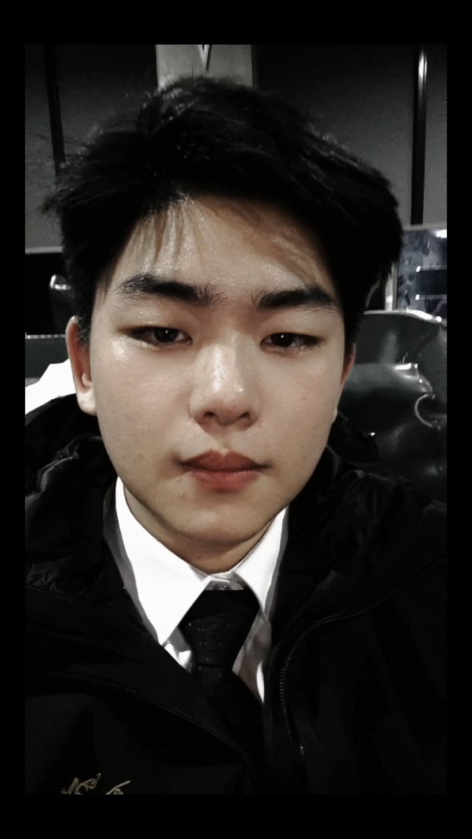 Esmeeeeoe's tweet photo. 今天翻相册 发现了18岁拍的自拍 感觉年轻的时候确实嫩啊 https://t.co/EQJNuFfYTC
