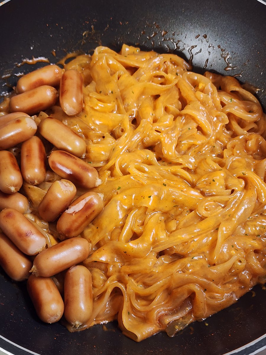apple2bab's tweet photo. 까르보 불닭납작당면에 비엔나소세지 추가해 먹으면 얼마나 맛있게요૮₍っꈍᗜꈍς₎ა https://t.co/XJHJKm4SEq