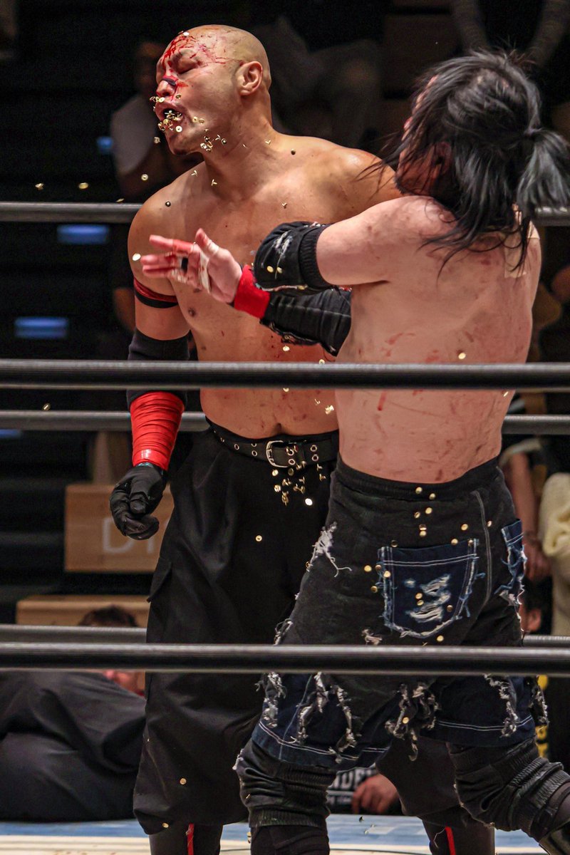 bjw_nacs's tweet photo. 【画鋲という悪夢📌】
💀レフェリーは膝、手とまず
サポーターをしないと貫通する

💀手に穴があく

💀靴に画鋲が付いて滑りやすい

💀元警察官のとあるレスラーが誤飲した

💀画鋲344440個デスマッチの際、
鎧になるぐらいの装備でレフェリングをした

それぐらい画鋲は危険⚠️
#bjw1000 #bjw https://t.co/wA2QnJIGqY