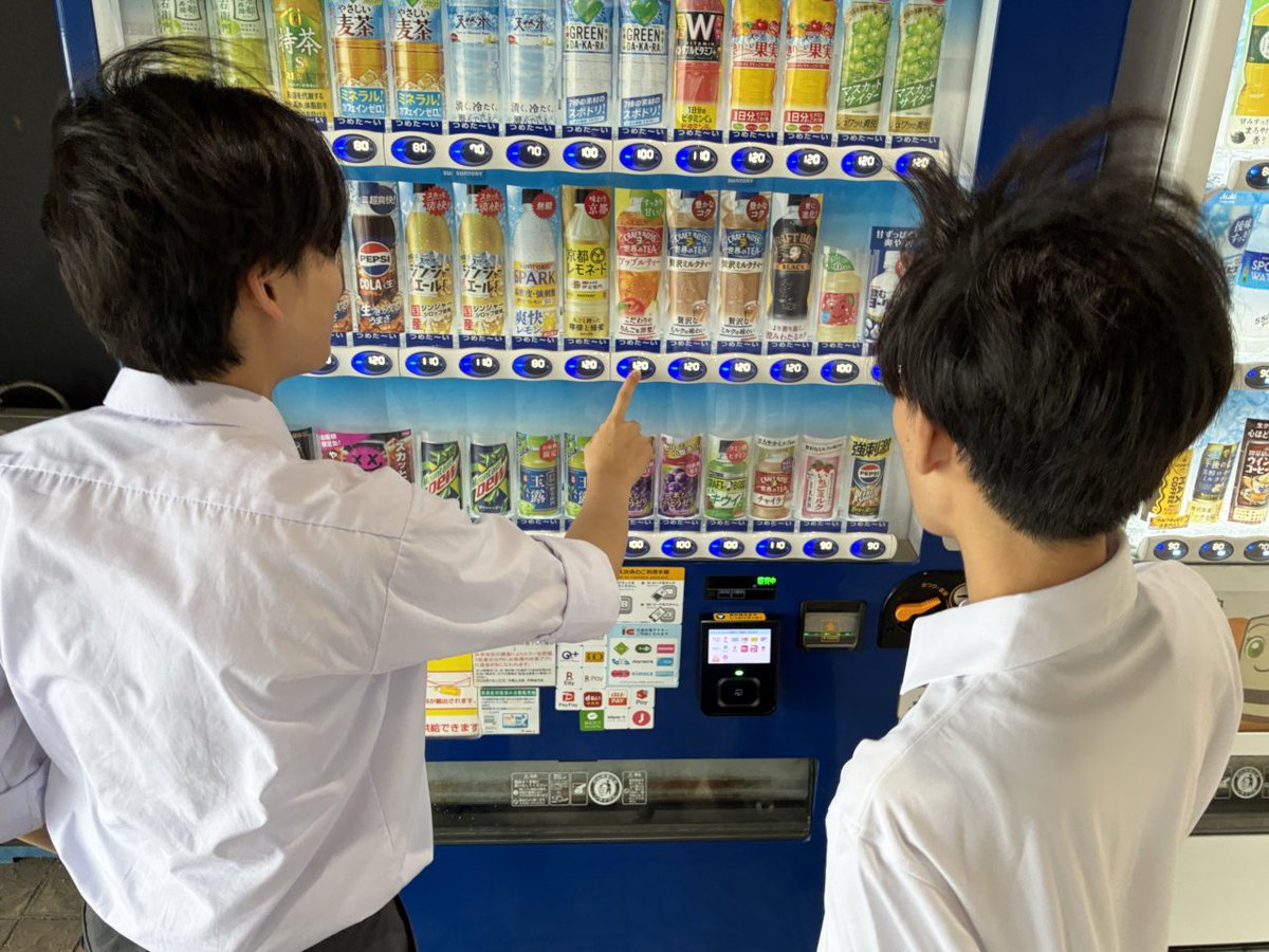 Toshima_hs's tweet photo. 本校ではお弁当の予約販売をしています。お昼休みの終わり頃、生徒が飲み物を買っていました。午後の授業も頑張って。 #都立豊島 https://t.co/eeBwws9fzL